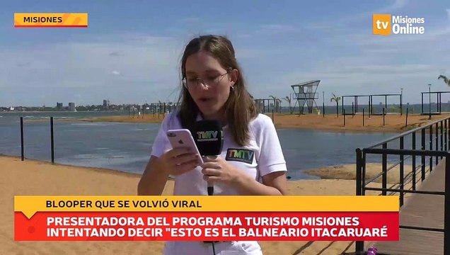 Presentadora del programa Turismo Misiones intentando decir Esto es el balneario Itacaruaré