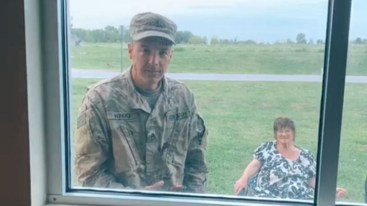 Military Dad Waits Hours Outside Pregnant Daughter's Hospital Window For Birth | Happily TV