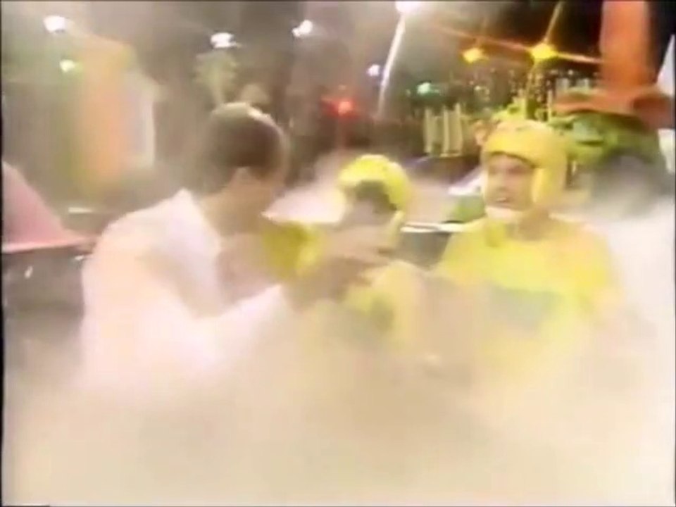 Celebrity Double Dare UK 1989 Obstacle Course Run 1