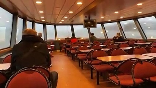 Un ferry affronte une violente tempête et se fait surprendre par une vague