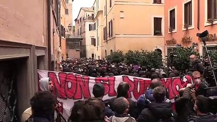 Scuola, tensioni tra manifestanti e polizia nel corteo di Roma: "Lorenzo e Giuseppe lottano con noi"