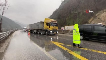Kontrolden çıkan tır refüje çarptı: D-650 Karayolu'nda trafik durma noktasına geldi