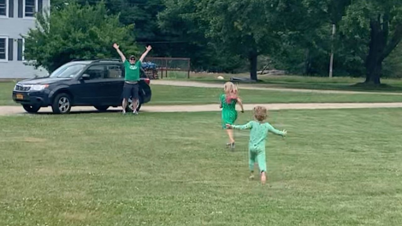 Kids Run To EMS Dad As He Returns From 100 Days On Frontlines | Happily TV
