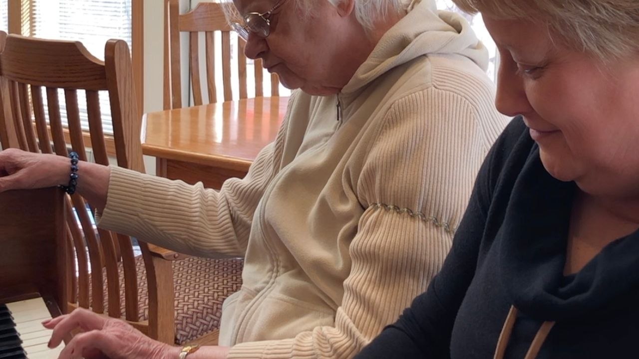 Mother With Alzheimer's Remembers Favorite Song On Piano | Happily TV