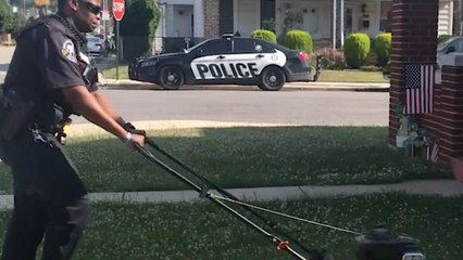 Police Officer Mows Lawn For Elderly Local | Happily TV