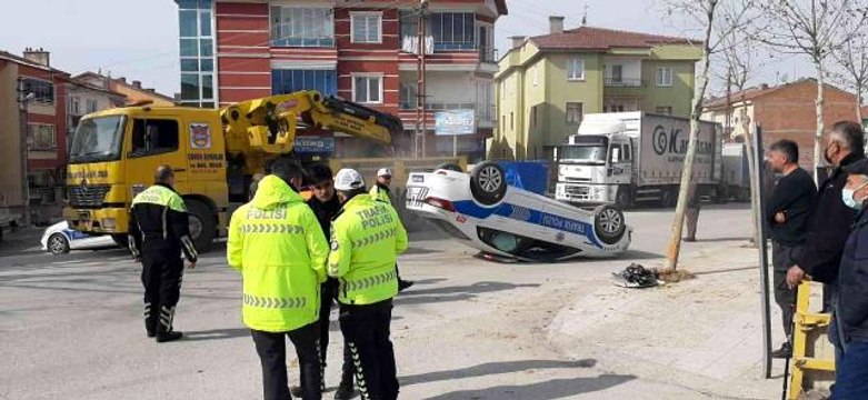 Çorum'da ağaca çarpan polis aracı takla attı