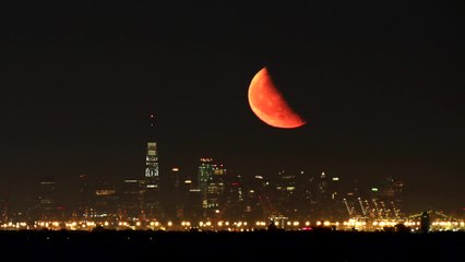 Spectacular Timelapse Shows Moonrise over New York Skyline | Happily TV