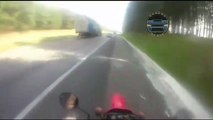 Un automobiliste prend en chasse ce motard qui lui avait fait un vilain geste avec ses doigts