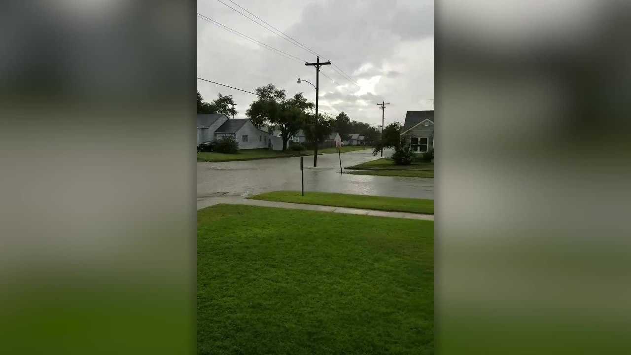 Dedicated Postman Wades Through Floods To Deliver Mail | Happily TV