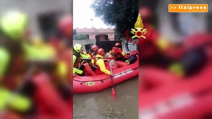 Maltempo, i vigili del fuoco salvano in gommone un uomo e il suo cane