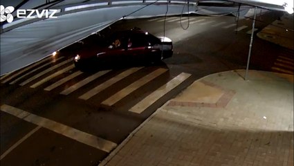 Câmera mostra colisão entre carro e moto na Avenida Papagaios