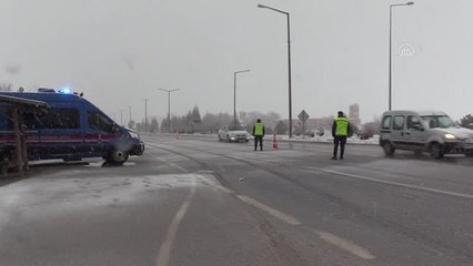 AFYONKARAHİSAR - Kar yağışı etkili oluyor