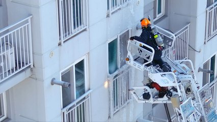 강원도 춘천 한 아파트에 25m 대형 고드름...119구조대가 제거 / YTN