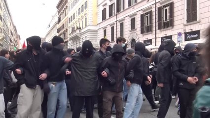 下载视频: Scuola: Roma, studenti lanciano uova contro la polizia