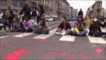 Scuola: Milano, studenti seduti per terra bloccano il traffico