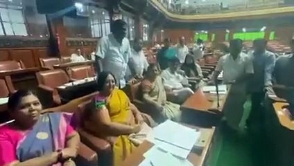 कांग्रेस विधायकों ने रात में भी दिया सदन मे धरना