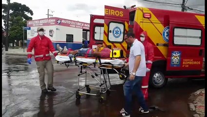 Carro e moto colidem na Rua Padre Anchieta, no Pq. São Paulo