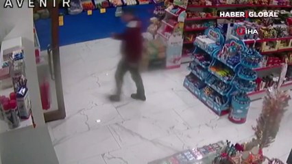 Neye uğradığını şaşırdı! Aç kalan tilki şehir merkezinde markete girdi