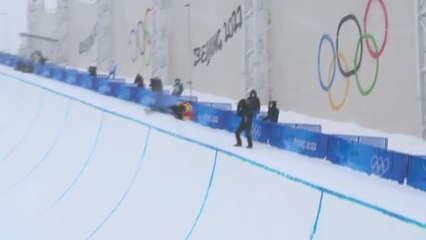 Un esquiador choca contra un reportero en una prueba olímpica