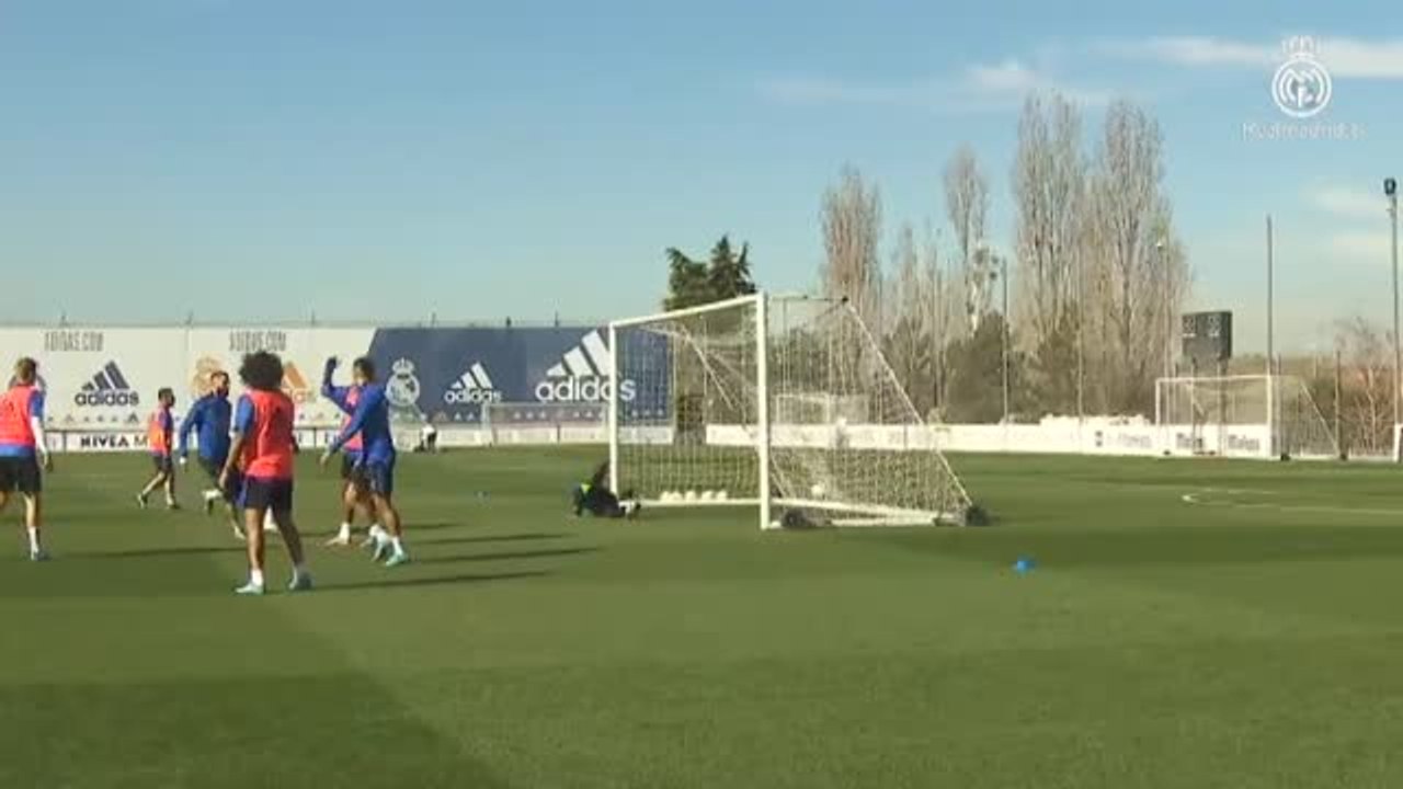 Ancelotti trabaja en el césped con toda la plantilla de cara al partido de Liga contra el Alavés