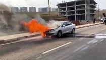 Siirt'te seyir halindeki araç alev alev yandı