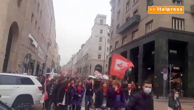 Corteo Unione Studenti a Milano Chiediamo più garanzie