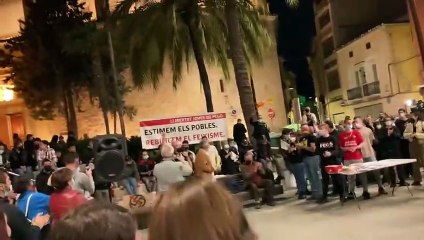 Concentració a Pego en suport dels joves perseguits per haver plantat cara a un grup de nazis