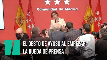 El gesto de Ayuso antes de empezar su comparecencia