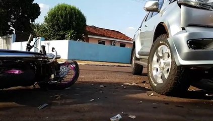 Forte batida entre carro e moto deixa vítima ferida