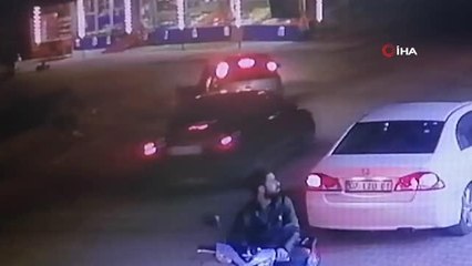 Alkollü sürücü önce elektrikli bisiklete çarptı, sonra aracını bırakıp kaçtı