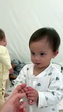 Lisa nay đã biết đếm 3, giỏi thế sau này kèm cậu ú Leon học là cái chắc