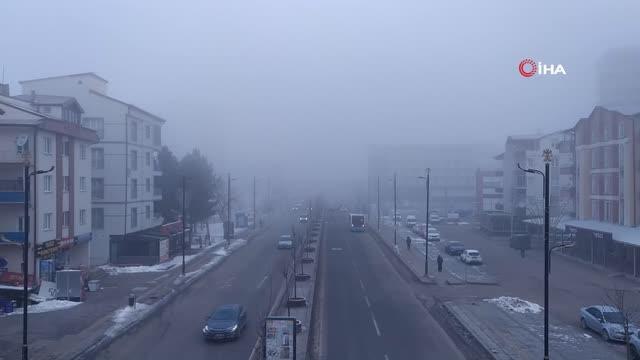 Sivas güne yoğun sis altına uyandı... Kent adeta beyaza büründü, binalar sis içinde kayboldu