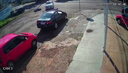 Veja imagens do momento exato de colisão que deixou motociclista ferida