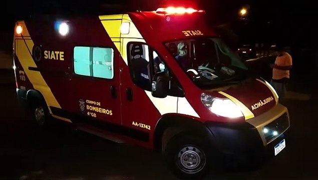 Socorristas atendem jovem que se feriu em acidente de moto