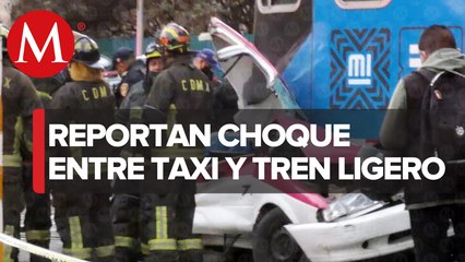 En CdMx, Choque entre un taxi y tren ligero deja una persona muerta
