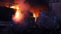 Nakliyeciler sitesinde yangın: 10 dükkan ve 3 TIR yandı