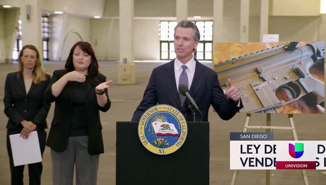 El gobernador Newsom respaldó una iniciativa de ley para entablar juicios contra los fabricantes de armas.