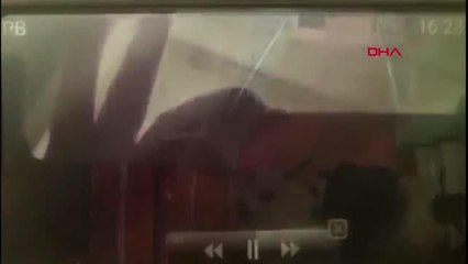 FATİH'TE KADININ CEP TELEFONUNU ÇALAN YANKESİCİLER KAMERADA