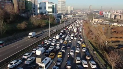 Son dakika haber... Ataşehir E-5'te freni tutmayan midibüs ortalığı savaş alanı çevirdi: 3 yaralı