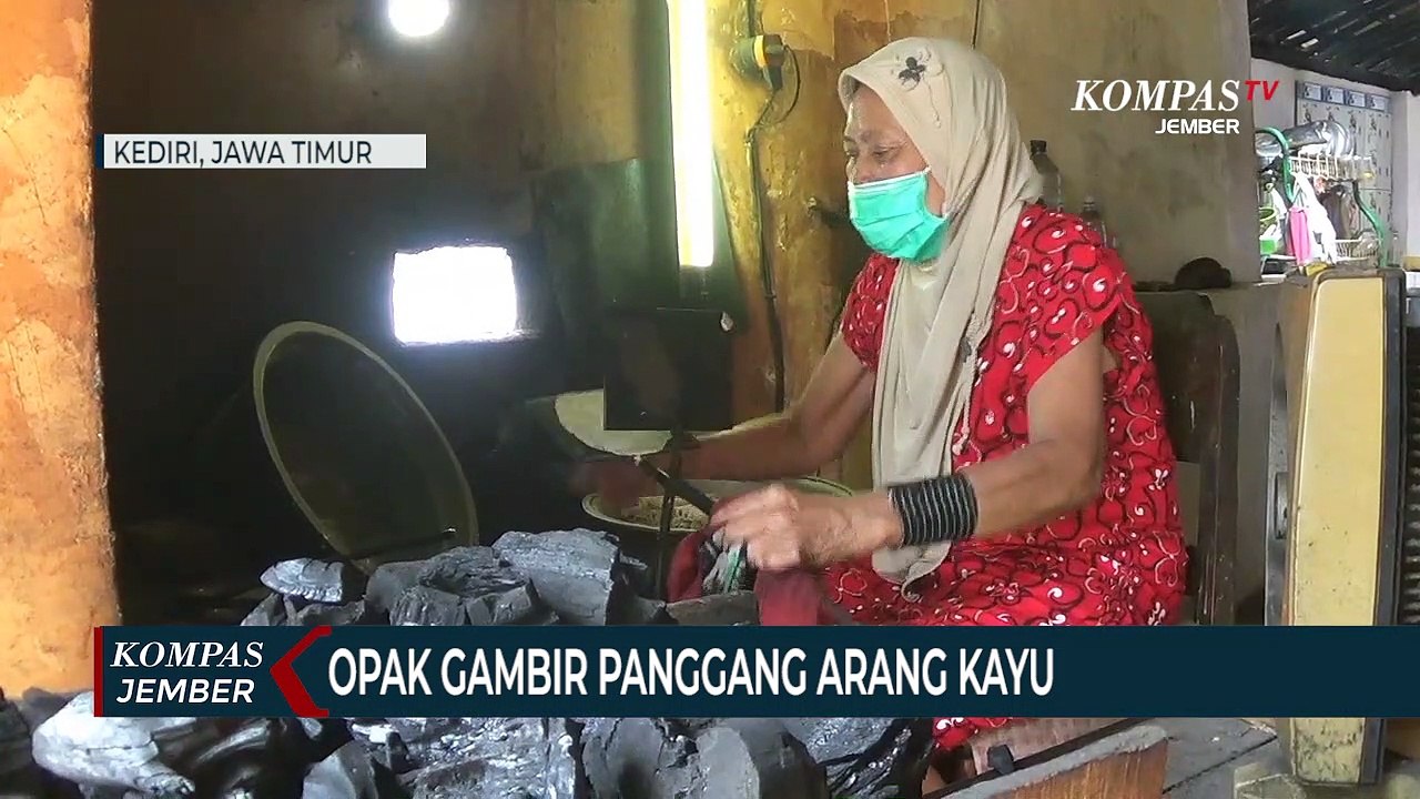 Jajanan Tradisional Opak Gambir, Dipanggang di Atas Arang Kayu