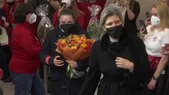 발리예바 '묵묵부답' 귀국...공항에는 환영 인파 몰려 / YTN