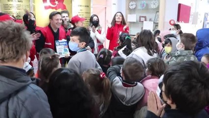 Samsun'da yürek ısıtan destek: Okula 600 test kitabın bağışladılar