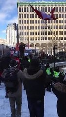 Covid-19. Mais de 100 detidos no protesto de camionistas em Otava