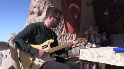 Kapadokya'da tura katılan turistler "gitarlı rehber"in nağmeleriyle eğleniyor