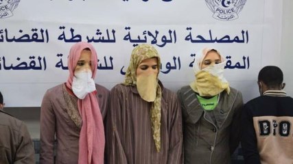 Başörtüsü takıp kadın kılığına giren uyuşturucu kaçakçıları yakayı ele verdi