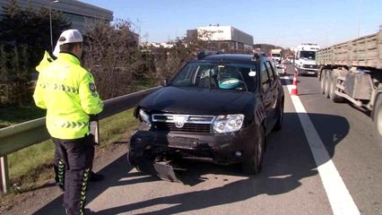 TEM'de feci kaza: Otomobil bariyerlere çarpıp yan yattı 2 yaralı