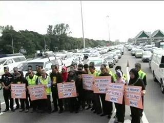 Ribuan kereta berhenti bertafakur di jambatan P.Pinang