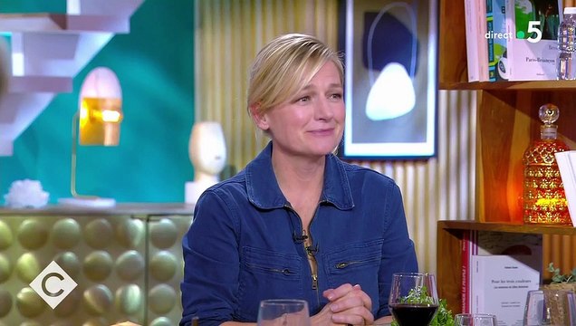 Julie Depardieu évoque son astuce pour ne pas oublier son texte sur Alexandra Ehle dans C à Vous