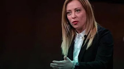 "Illiberale, p3ricolo...". Il guru della sinistra ora giudica la Meloni