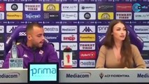 El gesto y la mirada de un jugador de la Fiorentina a su jefa de prensa